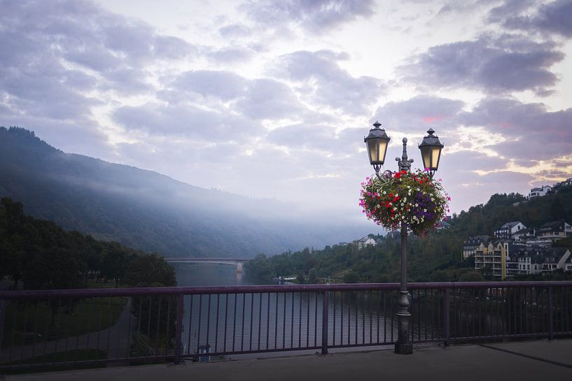 Vue sur la Moselle | Lever de soleil à Cochem, Allemagne | photographie de voyage par Laura Dijkslag