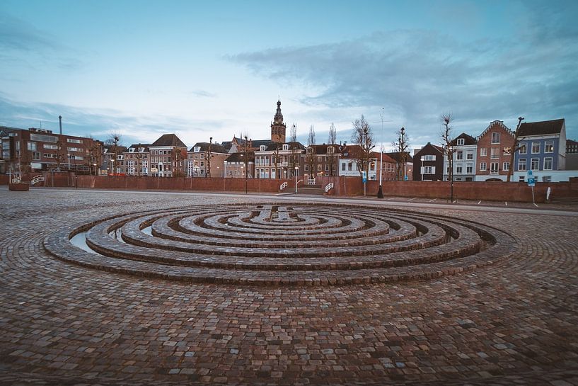 Labyrinth op de Waalkade in Nijmegen van Youri Zwart