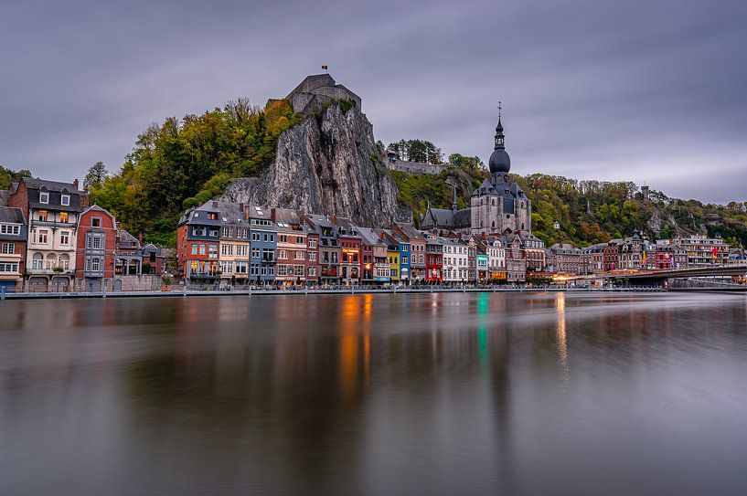 Blick auf die Zitadelle und die Ufer der Maas von Dinant von Gijs Rijsdijk