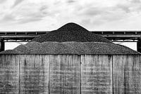 Grindberg in de haven