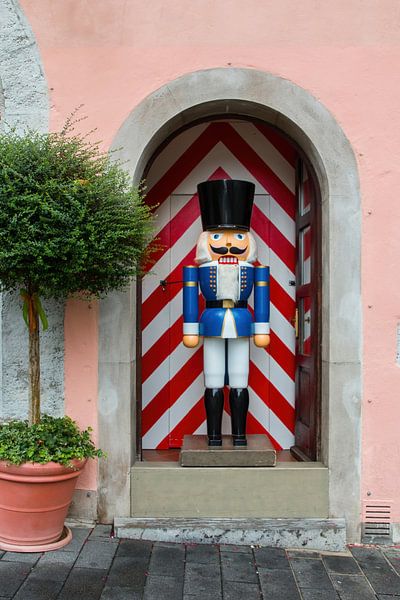 Giant nutcracker by Klaartje Majoor