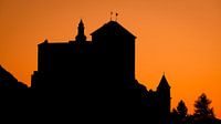 Le soleil se couche sur le château de Tarasp (Grisons, Suisse)