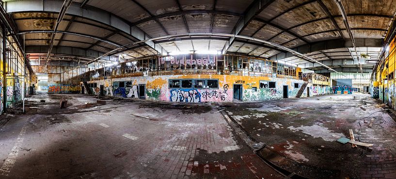 Panorama einer grossen Montagehalle - Lost Place Alter Flugplatz Rangsdorf von Frank Herrmann