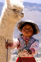 Peruanisches Mädchen mit ihrem Alpaka