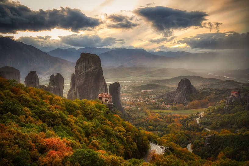 Coucher de soleil dramatique à Meteora, Kalabaka, Grèce par Konstantinos Lagos