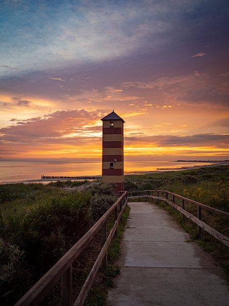 Leuchtturm bei Sonnenuntergang auf Walcheren, Zeeland von Evelien Oerlemans