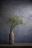 Stilleben mit Gypsophilie in einer irdenen Vase