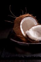 Kokosnoot op zilveren schaal