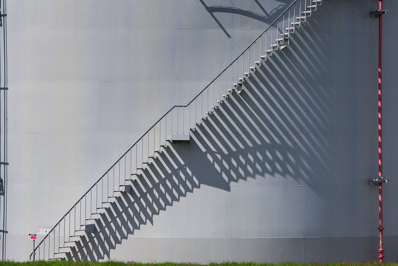 Olietank in haven Delfzijl, Groningen van Tim Groeneveld