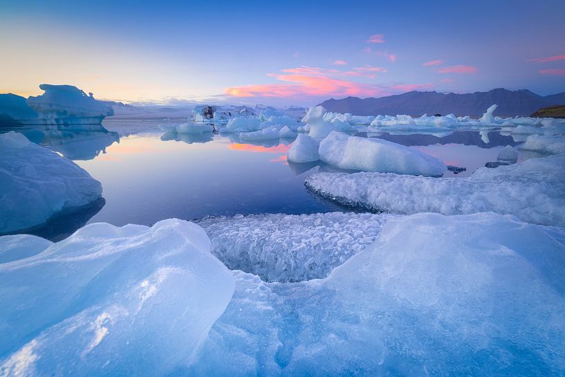 Banquise sur le glacier du lac Jökulsarlon en Islande au coucher du soleil. par Bas Meelker