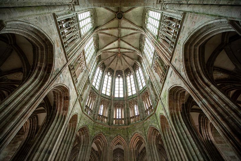 Eine Nahaufnahme der Architektur der Kathedrale am Mont Saint Michel in Frankreich. Wout Cook One2-A von Wout Kok