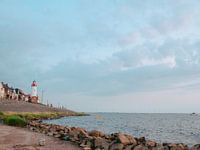 Der niederländische Leuchtturm in Urk bei Sonnenuntergang mit dem IJsselmeer