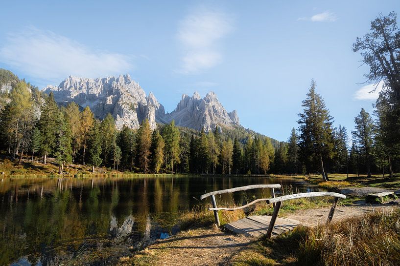 Prachtige weerspiegeling van bergen en bossen aan de rand van een meer van Marit Hilarius