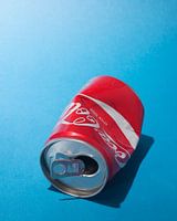 Popart. Gefundene Coca-Cola-Dose mit Lippenstift