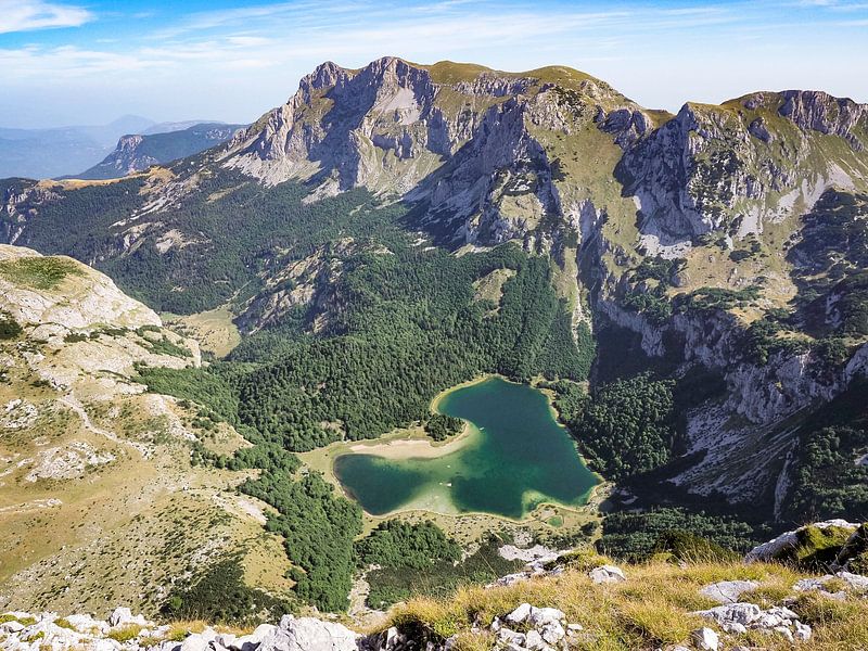 Vue magique sur le lac Herzsee dans le parc naturel de Bosnie par Miriam Schwarzfischer Fotografie