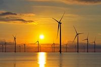 Moulins à vent d'Afsluitdijk au lever du soleil