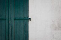 Groenblauwe luiken met witte muur op Île de Ré - Frankrijk