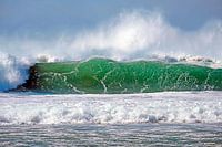 Hohe Wellen in der Nähe eines wilden Atlantischen Ozeans