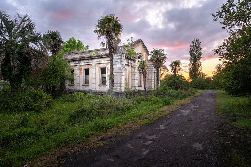 Station abandonnée pendant le coucher du soleil. par Roman Robroek - Photos de bâtiments abandonnés