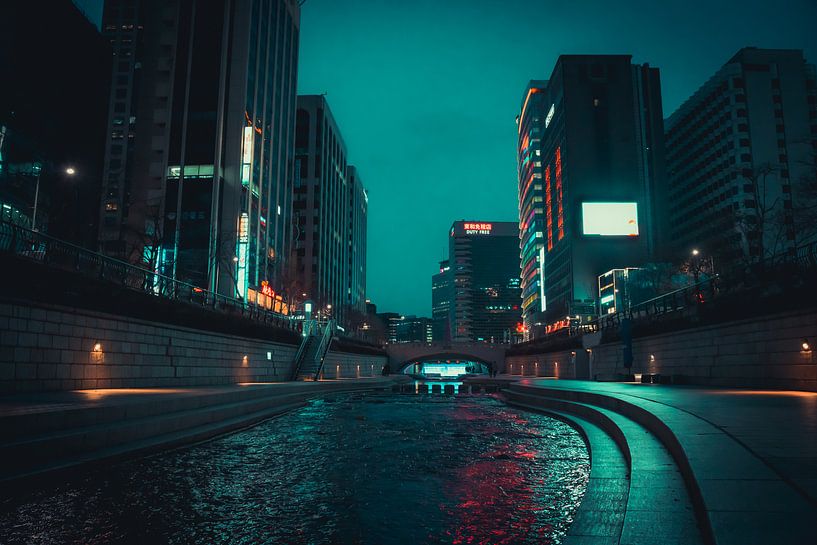 Der Fluss Cheonggyecheon im Zentrum von Seoul von Mickéle Godderis