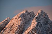 Montagnes enneigées colorées