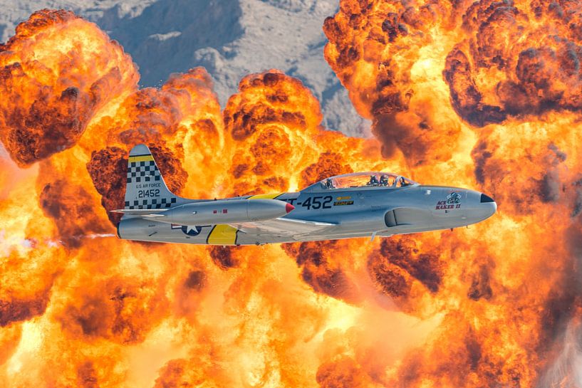 T-33 Shooting Star avec feu par Jaap van den Berg