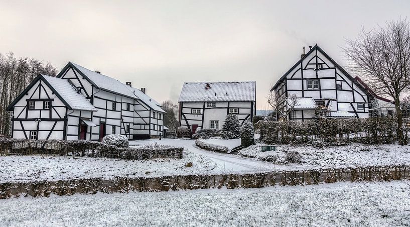 Vakwerkhuisjes in de sneeuw in Zuid-Limburg von John Kreukniet