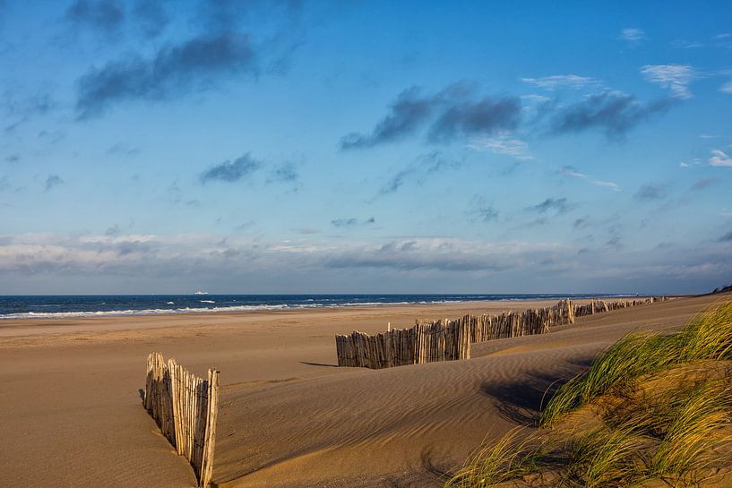 Een verlaten strand by Bram van Broekhoven