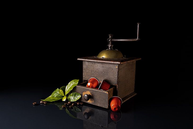 Old-fashioned coffee grinder , coffee beans, coffee plant and with modern coffee capsules. by Henk Van Nunen Fotografie