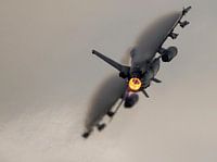 Die Dutch F16 während der Airpowerdemo bei den Air Force Days zieht ein wenig an den Flügeln mit.