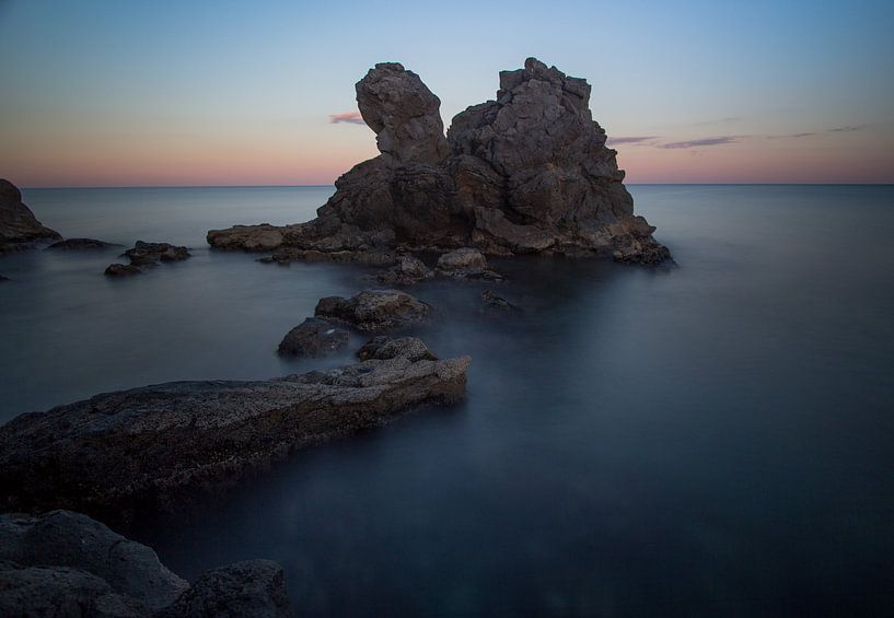 Des rochers dans la mer en France par Wim Brauns