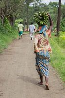 Vrouw met matoke op het hoofd.