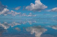 Wolken spiegeling in water
