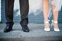 Brautpaar auf dem Bürgersteig