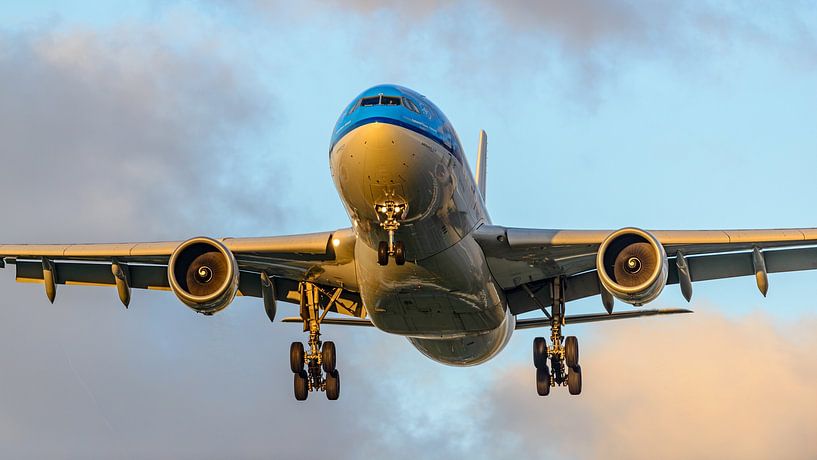 Landung des Airbus A330-200 der KLM kurz nach Sonnenaufgang. von Jaap van den Berg