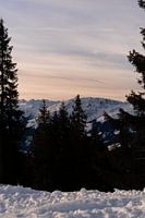 zonsopkomst boven de besneeuwde bergen