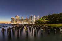 Blick auf die Skyline von New York City am Abend