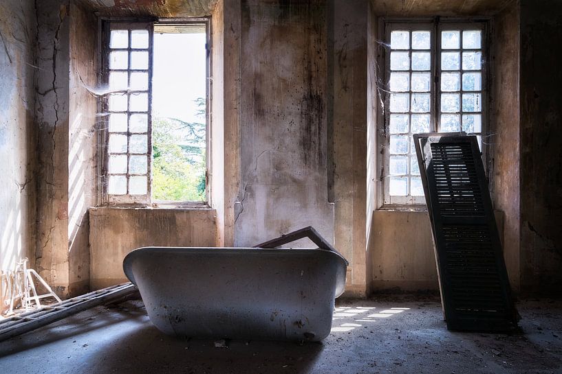 Bathtub in Abandoned Villa. by Roman Robroek - Photos of Abandoned Buildings