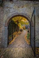 Altes Steintor im Museumsgarten in Gouda Netherlands