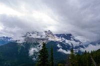 Pics montagneux brumeux dans le parc national de Yoho, Canada