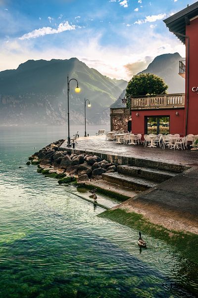 Promenade von Torbole am Gardasee nach dem Regen abends zum Sonnenuntergang von Daniel Pahmeier