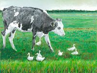 La jeune vache est heureuse dans le pré et court après les canards tout en jouant.