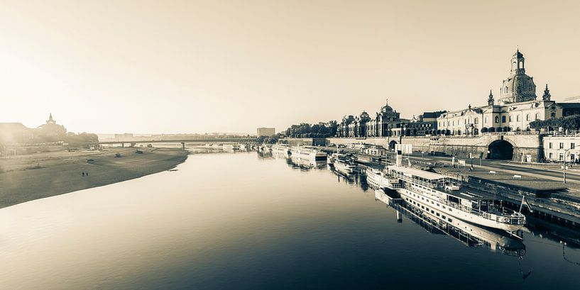 Raddampfer vor der Frauenkirche in Dresden - Monochrom von Werner Dieterich
