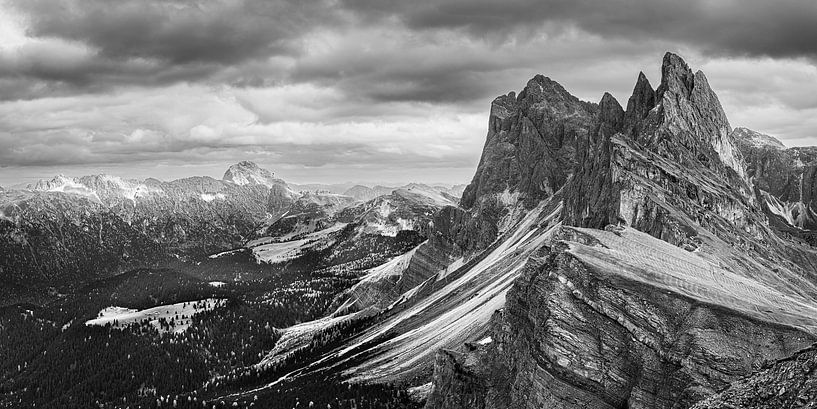 Seceda en noir et blanc, Dolomites, Italie par Henk Meijer Photography
