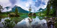 Panorama des Hintersees im Berchtesgadener Zauberwald am Sommertag