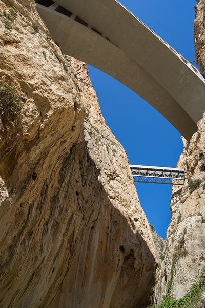 Gestein und Brücken im Cañón del Mascarat von Adriana Mueller