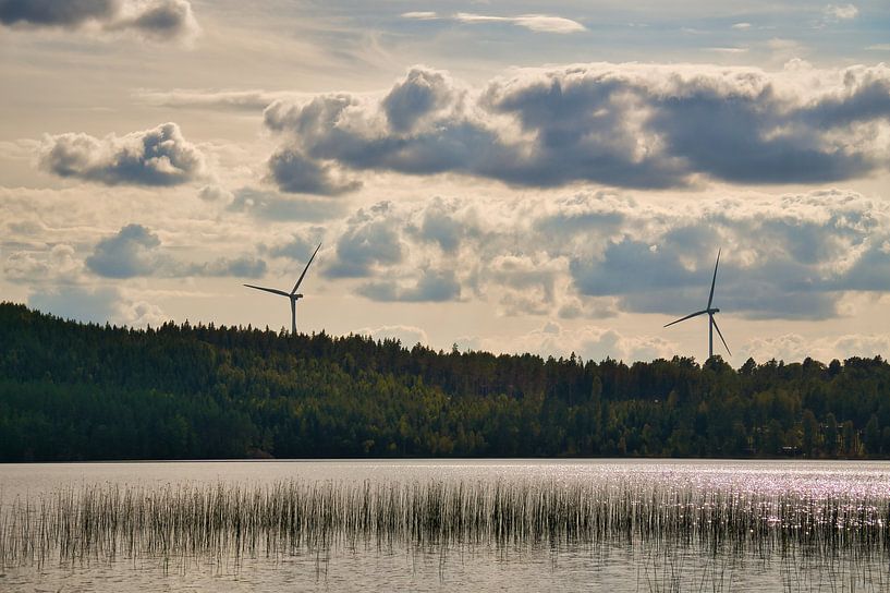 Windturbinen am Ufer eines Sees in Småland, Schweden. Erneuerbare Energie. von Martin Köbsch