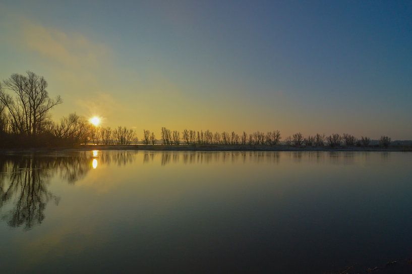 Sonnenaufgang über dem See von Patrick Verhoef