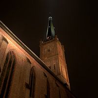 kerk van Staanwijk in de nacht
