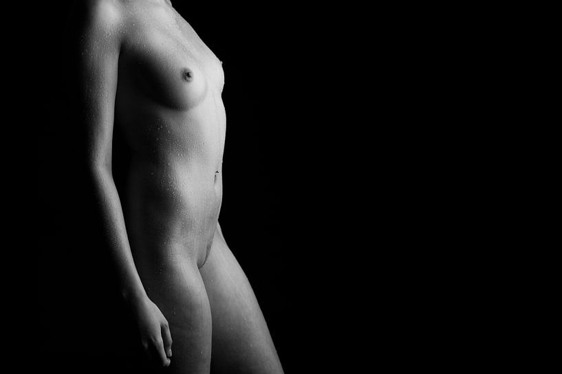 Fully nude woman with water drops in black and white fine art by Retinas images